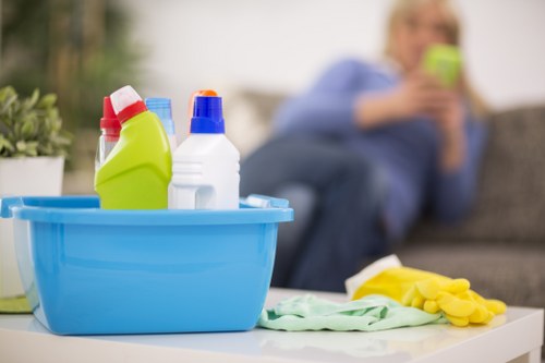 A local cleaning team providing deep cleaning service in Kingston